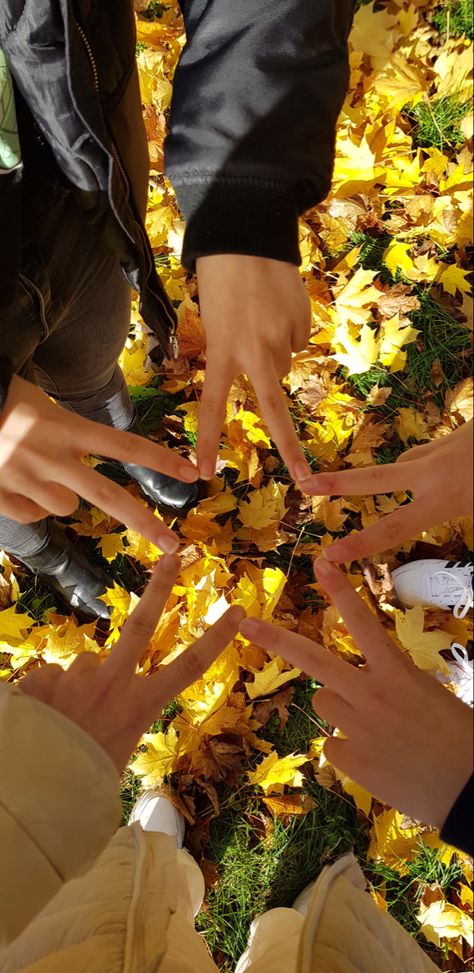 Fall Aesthetic Yellow, Friends Yellow Aesthetic, Yellow Friends Aesthetic, Yellow Aesthetic Friends, Sunshine Friend Aesthetic, Sunny Autumn Aesthetic, Autumn Friends Aesthetic, Yellow Fall Aesthetic, Besties Photo Ideas