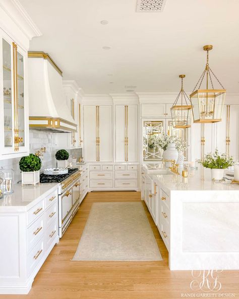 White Kitchen with Gold Accents - Interiors By Color Armac Martin, Wren Kitchen, Kabinet Dapur, Fall Kitchen Decor, White Kitchen Design, Gold Kitchen, Fall Kitchen, Glass Cabinet Doors, Transitional Kitchen