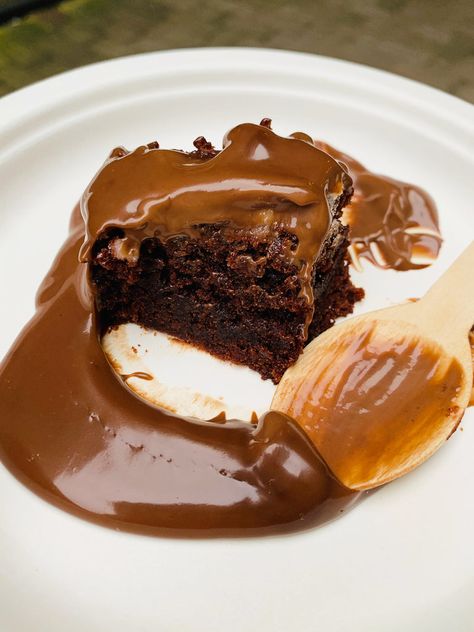 Jamie Oliver's Sticky Date Pudding Sticky Date, Homemade Hot Fudge, Sticky Date Pudding, Date Pudding, Winter Baking, Hot Fudge Sauce, Chocolate Custard, Toffee Pudding, Jamie Oliver Recipes