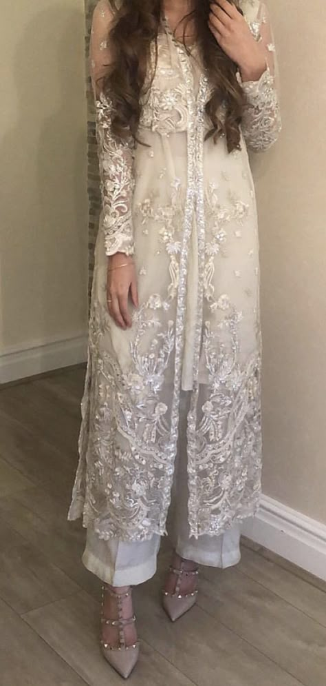 Fancy Pakistani Outfits, Peach Pakistani Outfit, Pakistani Wedding Clothes Guests, Pakistani Wedding Outfits Simple, Trending Eid Outfits 2024, Desi Wedding Dresses Guest, Dress For Wedding Reception Guest, White Fancy Dresses Pakistan, Ivory Pakistani Outfits