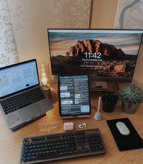 — dm for credit or removal *:･ﾟ✧ Apple Desk Setup, Ipad Desk Setup, Wfh Desk, Computer Desk Setup, College Aesthetic, Study Organization, Study Room Decor, Gaming Room Setup, Computer Setup