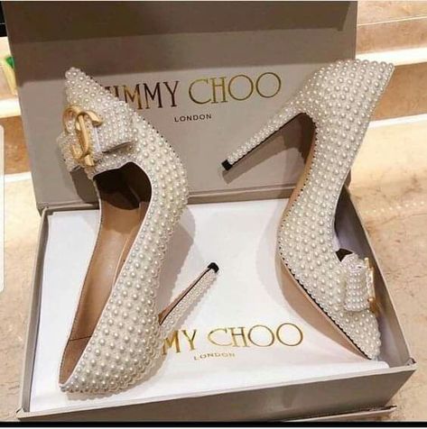 Shoes With Pearls, Designer Wedding Shoes, White High Heels, Fab Shoes, Classy Shoes, Elegant Shoes, Fabulous Shoes, Fashion Heels, Dream Shoes