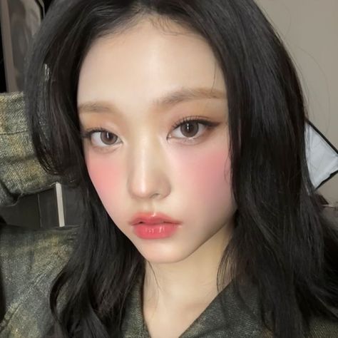 ☆ haerin icon Haerin Makeup, Newjeans Makeup, Haerin Icon, Singing Group, Cute Anime Profile Pictures, I Icon, Korean Makeup, Fashion Poses, K Pop Music