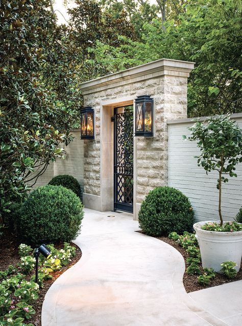 Designer Q&A: Gavin Duke - Southern Home Magazine Olive Garden Chicken Pasta, Garden Beds Layout, Raised Garden Beds Layout, Olive Garden Chicken, Backyard Gates, Courtyard Entry, Luxury Landscaping, Front Courtyard, Front Landscaping