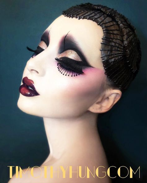 Christmas Makeup - Love what you saw? Act and visit to see more. Do It IMMEDIATELY! Drag Make-up, Avant Garde Makeup, Drag Makeup, Edgy Makeup, Goth Makeup, Stage Makeup, Vintage Makeup, Clown Makeup, Christmas Makeup