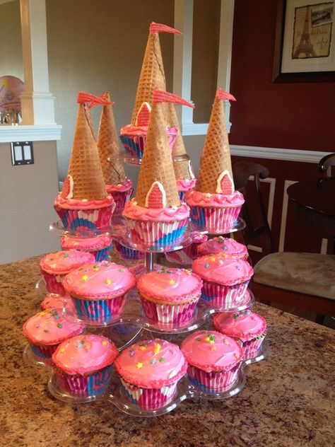 princess birthday cupcake tower that looks like a castle Princess Birthday Cupcakes, Dessert Bord, Princess Castle Cake, Princess Theme Birthday, Idee Babyshower, Princess Theme Birthday Party, Princess Cupcakes, Princess Tea Party, Castle Cake