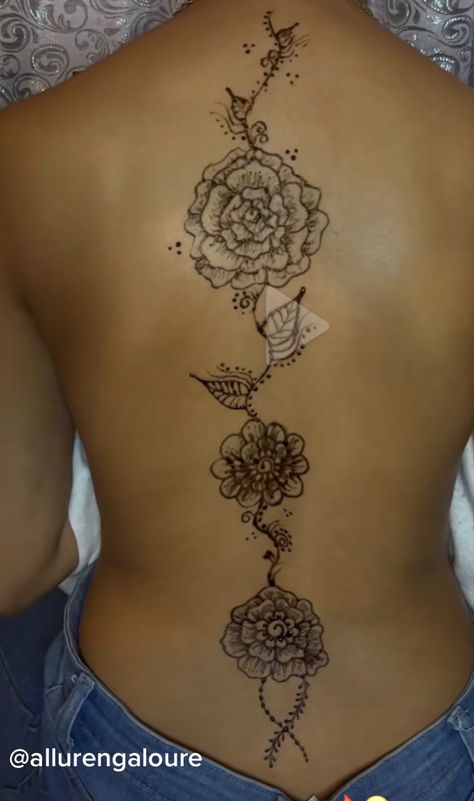 Henna Designs Spine, Spine Henna Tattoo, Vine Back Tattoo, Spine Henna, Cute Henna Tattoos, Henna Style Tattoos, Tattoo Snake, Henna Inspired Tattoos, Cute Henna