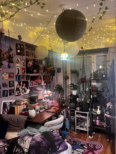 Room Ideas Aesthetic Cluttercore, Cluttered Aesthetic Room, Clutter Core Aesthetic Bedroom, Room Ideas Messy Aesthetic, Cluddered Room, Room Inspo Cluttercore, Small Cluttered Bedroom, Maximalism Room Decor, Aliexpress Room Decor