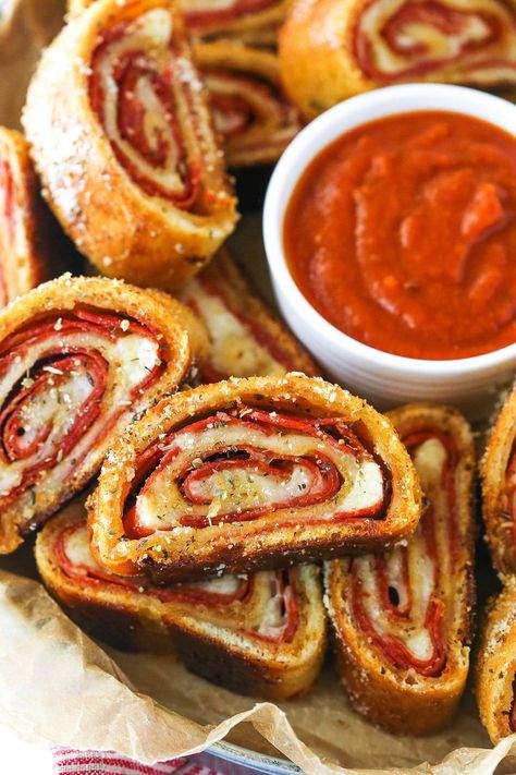 Calzone Bites, Desert Balls, Easy Pepperoni Rolls, Homemade Pepperoni Rolls, Pepperoni Rolls Recipe, Rolls Dinner, Pepperoni Pizza Rolls, Beef Appetizers, Recipe Inspirations