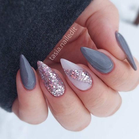 60 Cute Stiletto Nail Designs You Need to See - You Have Style Cute Short Stilleto Nails Designs, Short Stilleto Nails Winter, Short Stilleto Nails Fall Colors, Fall Stilleto Nails Short, Winter Pointy Nails, December Nails Almond Shape, Short Pointy Nails Designs, Pointy Almond Nails Designs, Almond Gel Nails Winter