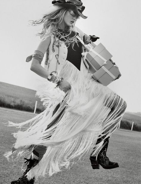 Karlie Kloss Goes West in Cowgirl Fashion for W Magazine Western Fashion Editorial, Studio Fashion Photography, Linda Farrow Sunglasses, Pop Culture Fashion, Givenchy Dress, W Magazine, Blonde Model, The Wild West, Karlie Kloss