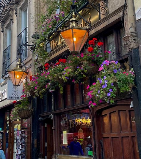 #london #londonlife #londonaesthetic #street #londonstreet #flowers #bar #aesthetic Marylebone London Aesthetic, London Bar Aesthetic, Dalston London, London Neighborhood Aesthetic, London Pubs Aesthetic, Cool Bars In London, Bar Aesthetic, Marylebone London, Burlington Arcade London