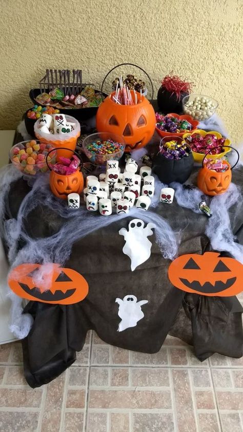 Spooky One Centerpieces, Halloween Party Decorations Indoor, Diy Halloween Party Ideas, Mesa Halloween, Halloween Party Ideas For Kids, Halloween Candy Holder, Halloween Theme Birthday, Diy Halloween Party, Halloween Themed Birthday Party