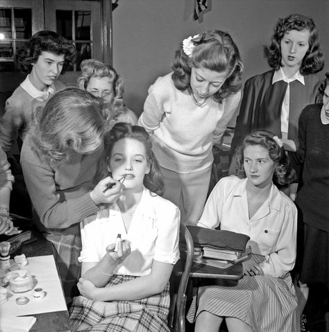 1940s Hair, Ronald Colman, Dressing Tips, Street Makeup, 1940s Hairstyles, Woodrow Wilson, Home Management, Vintage School, Vintage Life