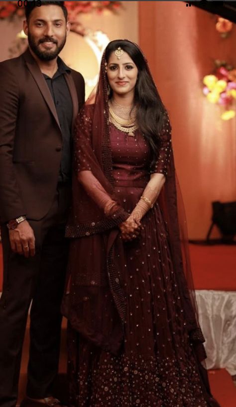 Dress Nikah, Wedding Matching Outfits, Muslim Wedding Photos, Christian Wedding Gowns, Maroon Outfit, India Actress, Nikah Dress, Marriage Dress, Romantic Couple Poses