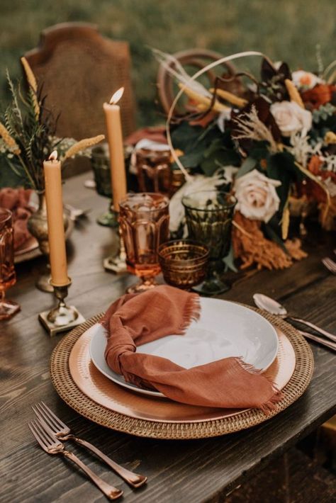 stylish fall wedding table setting in earthy warm copper terra cotta and mossy green mcolors Dark Wood Wedding Tables, Fall Wedding Tablescapes Long, Autumn Dinner, Fall Wedding Tables, Autumnal Wedding, Earthy Wedding, Southwest Wedding, Tafel Decor, Desert Dream