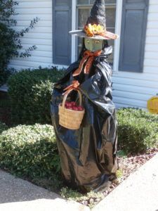 Create a milk carton tomato cage witch with these easy directions. This cute inexpensive tomato cage craft uses recycled materials and a bit of paint. Tomato Cage Witch, Tomatoe Cage, Diy Tomato Cage, Easy Halloween Decoration, Tomato Cage Crafts, Outdoor Witch, Easy Outdoor Halloween Decorations, Halloween Decoration Ideas, Homemade Halloween Decorations