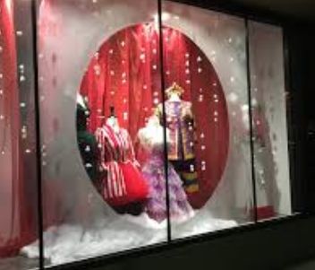 Boutique Window Displays, Dance Store, Retail Design Display, World Of Dance, Store Window Displays, Christmas Window Display, Autumn Display, Office Christmas Decorations, Office Christmas