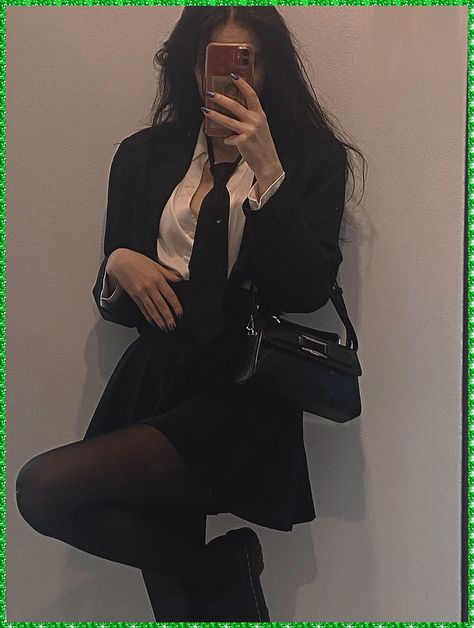 Black Cropped Blazer Outfit, Outfit With Black Skirt, Cropped Blazer Outfit, Blazer Outfit Ideas, Blazer Outfit, Cropped Blazer, Girl Crush, Black Skirt, Korean Fashion