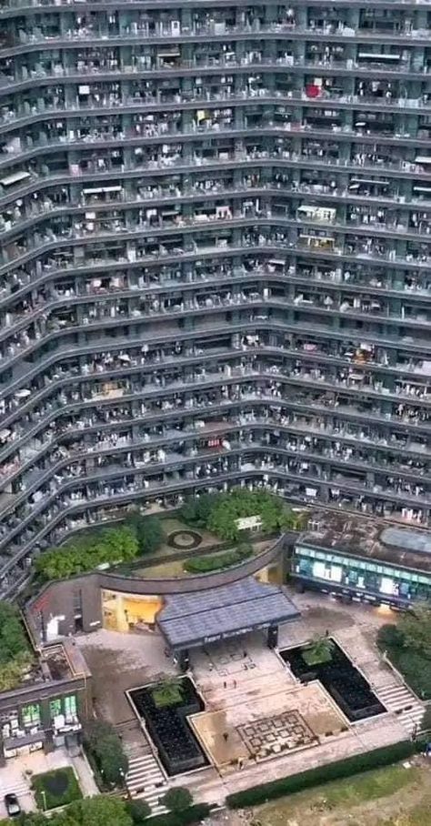 The Regent International apartment building in Hangzhou, China, is famous for having a number of inhabitants comparable to a small town, around 20,000 people. Dystopian Apartment, Luxury Hotel Building, 3d Printing Architecture, Apartment Block, Hangzhou China, Townhouse Designs, Parametric Architecture, Hotel Building, Giant Food