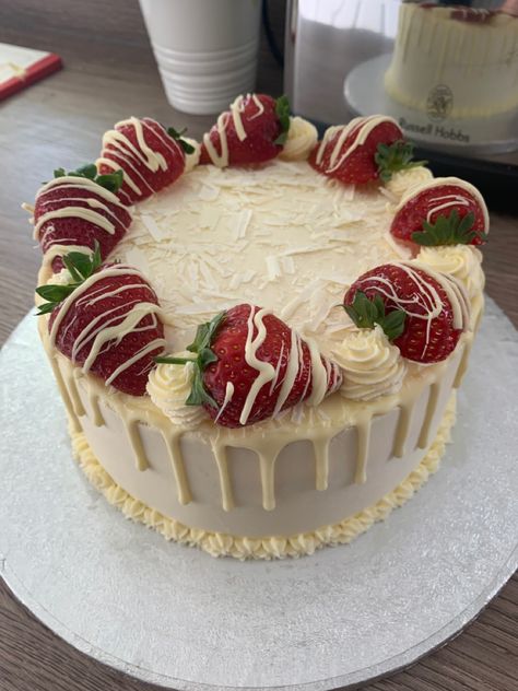 Red Velvet Cake Recipe Easy, Strawberry Cake Decorations, Sponge Cake Decoration, Strawberry Birthday Cake, Strawberry Cream Cakes, Creative Cake Decorating, Cake Decorating Frosting, Victoria Sponge, Easy Cake Decorating