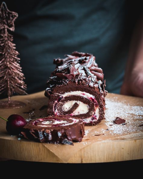 Yule Log Cake Great British Baking Show, Black Forest Yule Log Cake Recipe, Black Forest Log Cake, Christmas Cake Log, Christmas Black Forest Cake, Black Forest Yule Log Cake, Christmas Log Recipe, Black Forest Swiss Roll, Bush De Noel Yule Log Cake Recipes