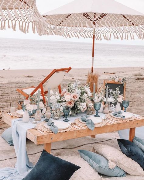 Coastal Picnic Aesthetic, Luxury Beach Picnic Setup, Beach Picnic Table Ideas, Blue Boho Picnic, Blue Luxury Picnic, Blue Beach Picnic, Beach Brunch Wedding, Professional Picnic Setup, Upscale Picnic