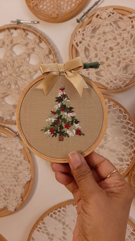 Seasonal Embroidery, Christmas Tree Embroidery, French Knot Stitch, Tree Embroidery, Christmas Embroidery Patterns, Diy Embroidery Kit, Stitch Guide, Christmas Embroidery Designs, Embroidery Christmas