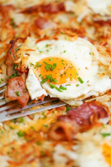 Sheet Pan Breakfast Bake Sheet Pan Breakfast, Breakfast With Eggs, Egg Breakfast Recipes Easy, Breakfast Casserole Bacon, Easy Brunch Recipes, Healthy Brunch, Full Breakfast, Easy Brunch, Hash Browns