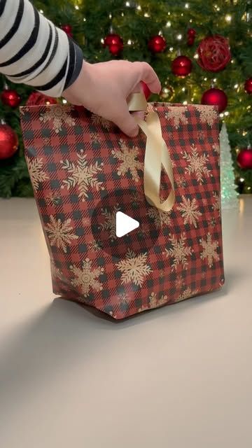 Stu Lux on Instagram: "🎄🎶❄️🎁 wrapping a FRAGILE item while singing Christmas Songs ☃️🌟 I can’t help it, I ‘m singing all day long 🤣🎶… Check my bio for more gift ideas and gift wrapping essentials ✨ For this gift I used a strong gift wrapping paper, I added in my list ✅ If the video is too fast, you can also find a slow version on my YouTube channel.  That version is filmed from another angle and can be watched on big screen 🤩 🎶 Do you also want to watch the Movie Home Alone when you hear this Song? 👉 Let me know in the comments 🥰🎶 . #giftwrapping #howto #xmas #christmas #stulux #christmascountdown #countdowntochristmas #christmasgiftideas #giftideas #christmasgifts #christmascountdown #christmasideas #christmaswrappingideas #giftideas" Gift Wrapping With Photos, Wraping The Gifts Christmas, Wrapping Hard To Wrap Gifts, Decorate Gift Bags For Christmas, Wrapping Party Ideas Christmas, Wrapping Sweater Gift, How To Wrap A Blanket For Christmas, How To Wrap A Vinyl Record, Gift Wrapping Socks