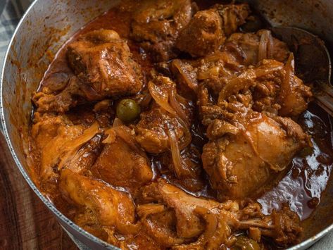 Change up your weekday meal rotation with this Flavor packed Easy Dominican Braised Chicken! Your taste buds will thank you;-)I grew up eating this easy Dominican braised chicken, aka Pollo guisado a couple times a week. It Dominican Chicken, Dominicano Recipes, Chicken Sauce Recipes, Meal Rotation, Dominican Food, Spanish Dishes, Weekday Meals, Braised Chicken, Chicken Dishes Recipes