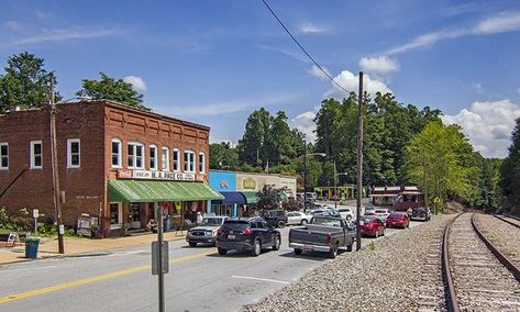 Saluda Nc, Blue Ridge Mountains North Carolina, Mountain Destinations, Pisgah National Forest, Nc Mountains, North Carolina Mountains, Mountain Life, Mountain Village, Appalachian Mountains