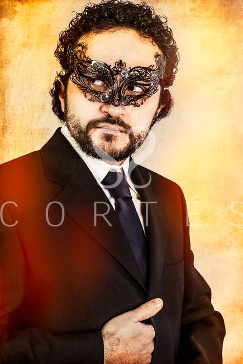 Misterioso hombre sexy con estilo artístico con máscara veneciana Leer más aquí https://www.fernandocortes.com/producto/misterioso-hombre-sexy-con-estilo-artistico-con-mascara-veneciana/ Party Outfit, Halloween Face, Face Makeup, Halloween Face Makeup, Portfolio, Fine Art, Celebrities, Halloween, Van