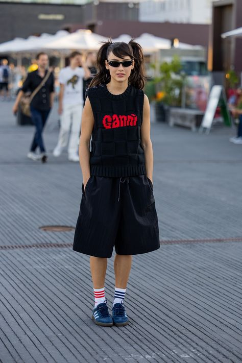 Fashion Week Inspo Outfits, Copenhagen Fashion Week Street Style 2023, Colourful Street Style, Hot Weather Street Style, Street Style Summer Outfits Inspiration, Street Style Aesthetic Summer, Street Style Summer 2023, Oversized Summer Outfit, New York Summer Outfits Street Style