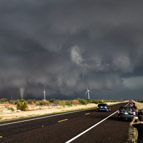 EarthSky | Storm-chasing: A picturesque Texas tornado Texas Tornado, Supercell Thunderstorm, Water Spouts, Colorful Aura, Wall Cloud, Storm Chaser, Storm Chasing, Youth Camp, Water Spout