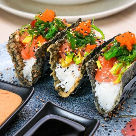 Sushi tacos are a crunchy, savoury snack rich in umami. The supple rice and fresh fish provide a delicate, melt-in-your-mouth texture, while the salty nori Nori Taco Recipe, Vegan Sushi Burrito, Sushi Tacos Recipe, Seaweed Snack Ideas, Nori Taco, Cone Sushi, Dr Gregor, Sushi Appetizer, Sushi Snacks