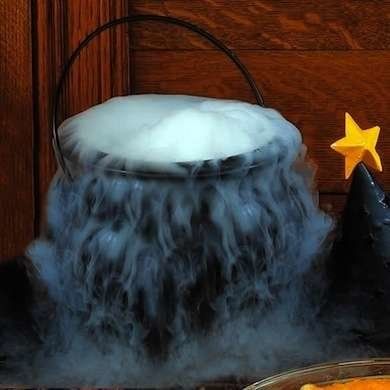 Real Haunted Houses, Cheap Halloween Decorations, Witch Diy, Witches Cauldron, Dry Ice, Trunk Or Treat, Fantasias Halloween, Halloween Props, Halloween Projects