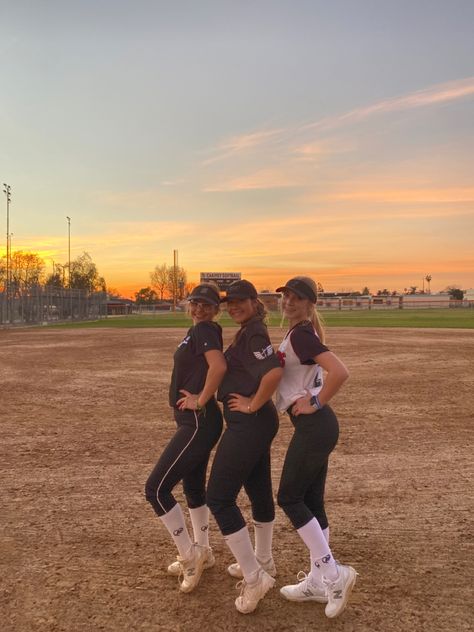 Softball Pictures With Friends, Softball Besties, Softball Poses, Softball Aesthetic, Love Your Friends, Softball Pics, Softball Photography, Softball Cheers, Softball Photos