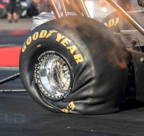 What 10,000 horsepower does to a drag tire at launch Sp2 Vw, Vintage Drag Racing, Cj Jeep, Top Fuel Dragster, Nhra Drag Racing, Drag Bike, Top Fuel, Funny Cars, Drag Racing Cars