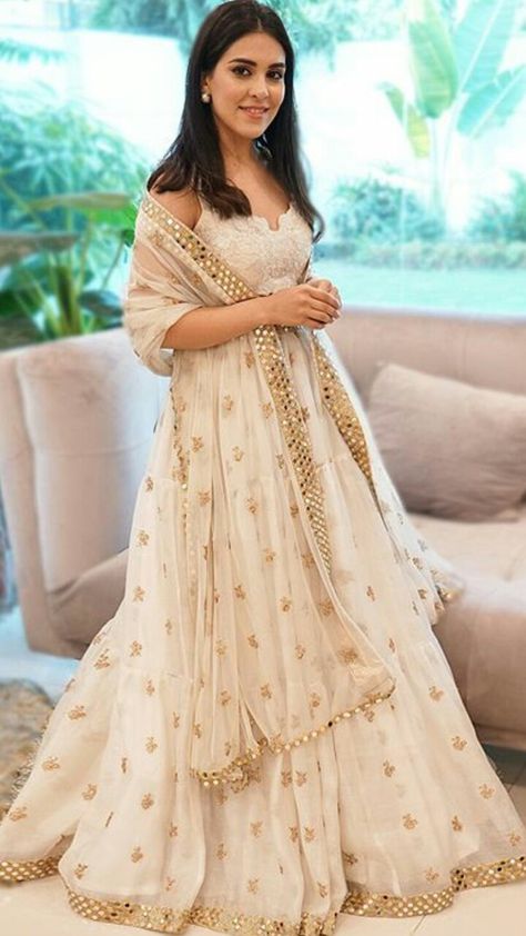 Cream Reception Lehenga, Simple Lehenga For Bridesmaid, White Lehanga Ideas, Beige Lehenga Simple, Minimalistic Lehenga, Double Shade Lehenga, Bride Engagement Dress, Kerala Engagement Dress, Wedding Outfits Indian