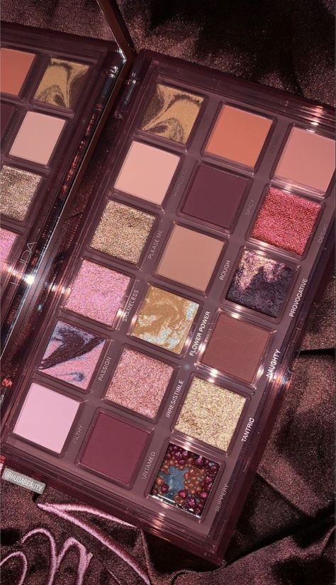 Makeup With Eyeshadow, Huda Palette, Huda Beauty Eyeshadow Palette, Huda Beauty Eyeshadow, Huda Beauty Palette, Day Eye Makeup, Applying Eyeshadow, Curly Hair Accessories, Windows To The Soul