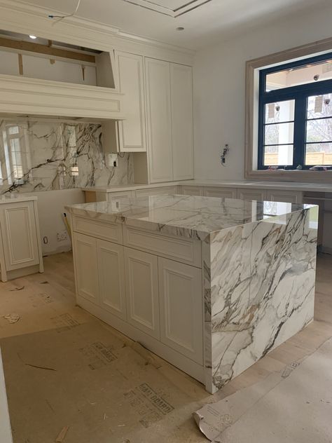 Kitchen: Calacatta Luxe Sintered Stone - Marble Trend | Marble, Granite, Sintered Stone, Porcelain, Terrazzo, Brick, Quartz | Slabs, Tiles | Toronto | Canada : Marble Trend | Marble, Granite, Sintered Stone, Porcelain, Terrazzo, Brick, Quartz | Slabs, Tiles | Toronto | Canada Kitchen Calacatta, Calacatta Luxe, Calacatta Marble Kitchen, Desert Willow, Granite Tiles, Marble Trend, Oak Kitchen, Sintered Stone, Kitchen Marble