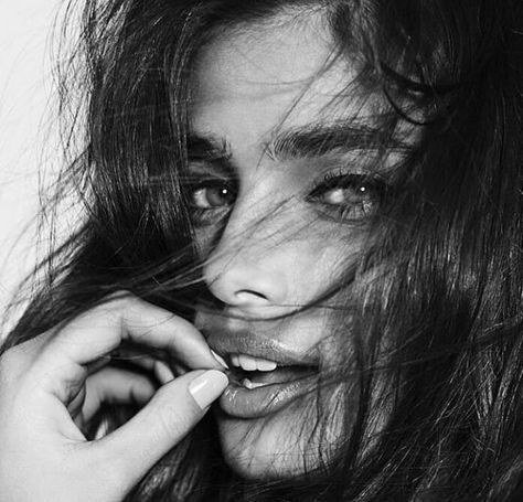 Makeup Goddess, Jasmin Tookes, Supermodel Fashion, Card Aesthetic, Taylor Marie Hill, Vogue Beauty, Model Inspo, Taylor Hill, Face Card