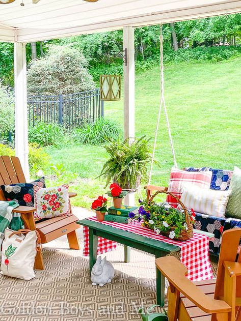 Covered patio with summer decor - www.goldenboysandme.com Summer Porch Decorating Ideas, Colorful Outdoor Decor, Vintage Patio Ideas, Colorful Patio Decorating Ideas, Cozy Porches, Summer Deck Decor, Colorful Porch, Decor In Kitchen, Summer Patio Decor