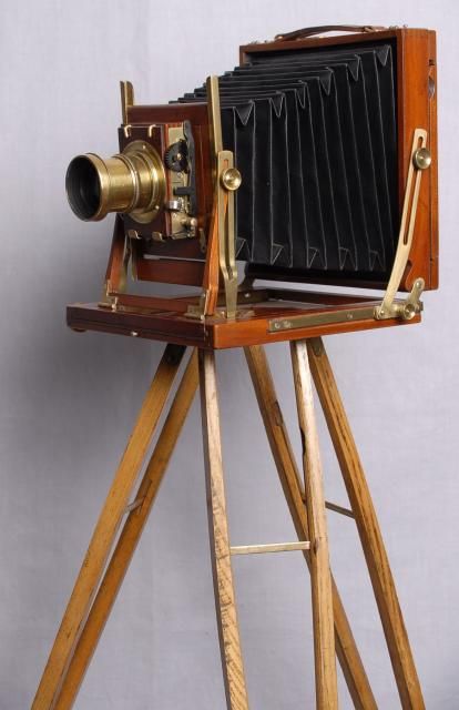 Since 1851 professional photographers used these cameras in their studios, (once the process of glass plate negatives had been perfected) Old Fashion Camera, Old Fashioned Camera, Fotocamere Vintage, Large Format Camera, Antique Cameras, Camera Photos, Old Cameras, Classic Camera, Retro Camera