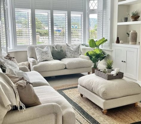 Coastal Casual Living Room, Beige Sofa Living Room, Cream Sofa Living Room, Blue Sofa Living, Green Sofa Living Room, Lounge Room Styling, Sofa Arrangement, Terrace Living Room, Cream Living Rooms