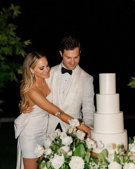 Amanda Stanton Wedding Hair, Back Of Dress Wedding Photo, Shoulder Length Blonde Wedding Hair, Glam Waves Wedding Hair With Veil, Amanda Stanton Wedding, Sleek Front Hair Down, Wedding Hair For Bride With Veil, Engagement Photos Hairstyles, Bride Hair Down