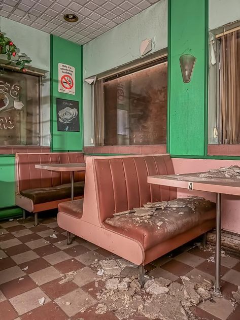 50s Aesthetic, Classic Restaurant, 50s Diner, Vintage Diner, Liminal Space, American Diner, Liminal Spaces, Kitchen Diner, The 50s