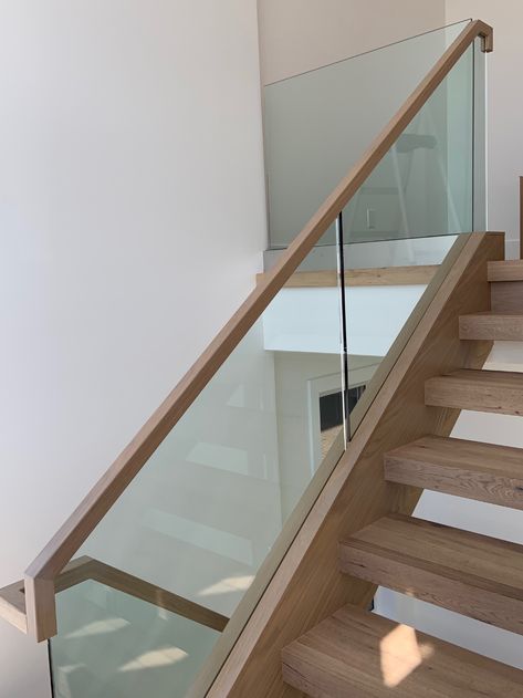 Glass Staircase Railing, Glass Railing Stairs, Glass Handrail, Handrail Design, Staircase Handrail, Glass Stairs, Stair Railing Design, Staircase Wall, Glass Staircase