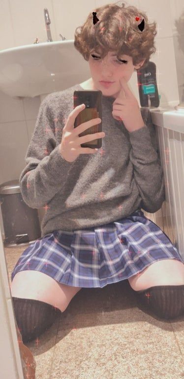 Femboy Outfits Ideas Cute, Boys Skirts, Feminine Boy, Fem Boy Outfits, Feminine Boys, Androgynous People, Boys In Skirts, Guys In Skirts, Gender Fluid Fashion